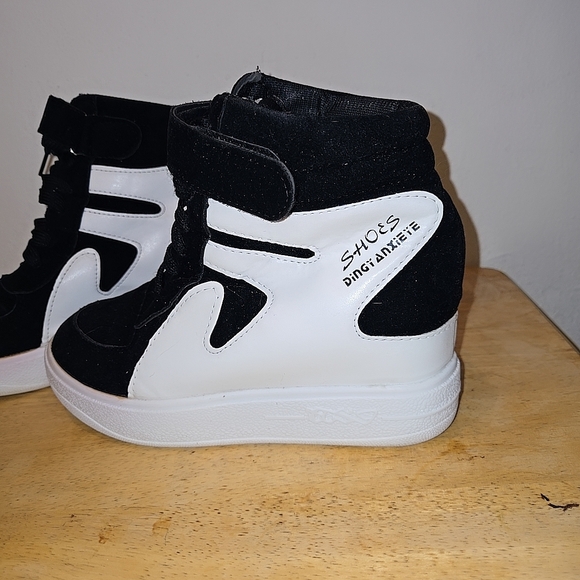 Black and White High-Top Sneakers - Picture 5 of 7